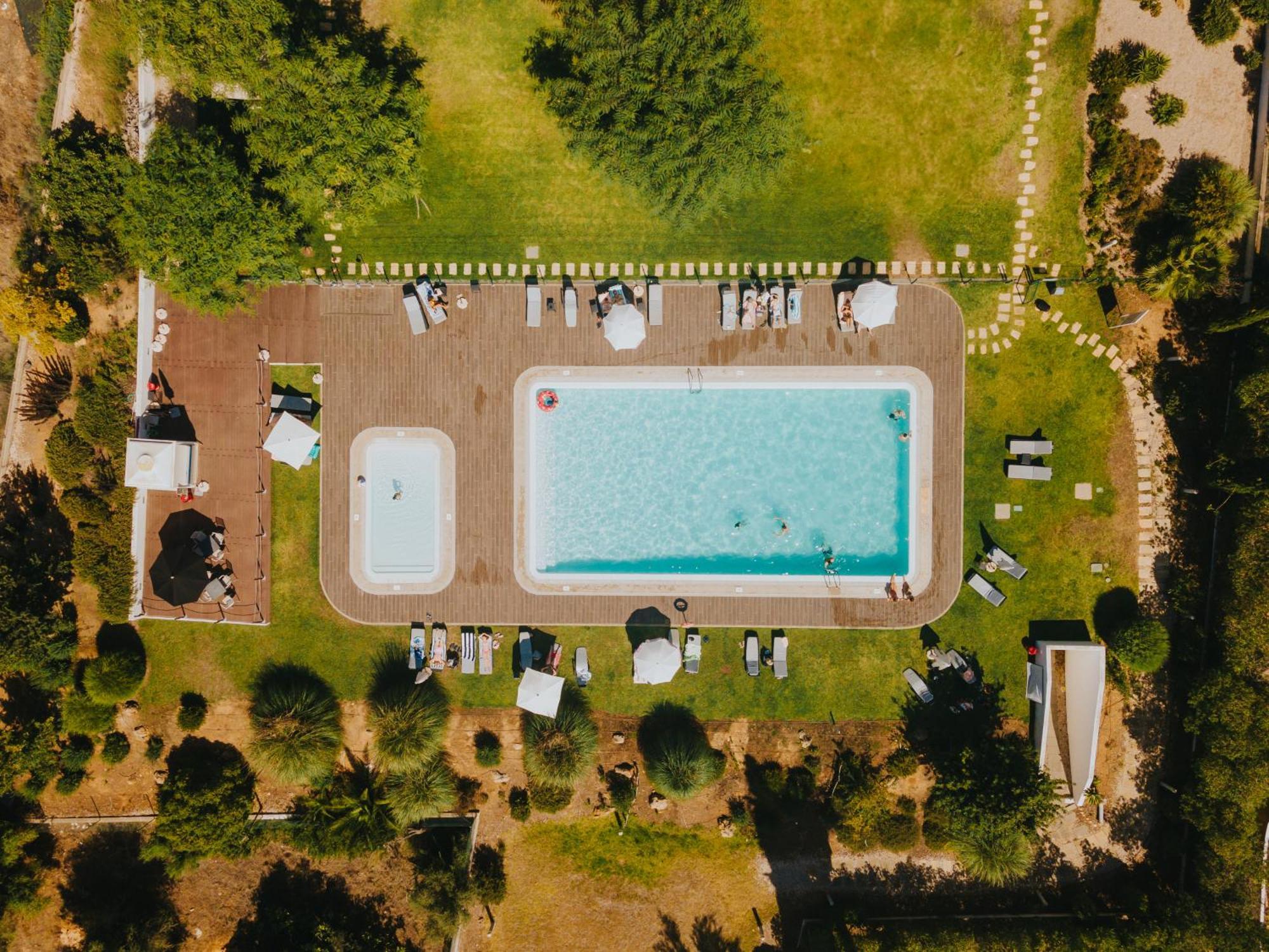 Pelican Aparthotel 4*